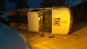 ROJA Camioneta accidentada