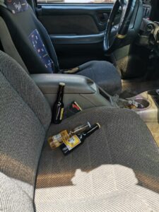 ROJA - Cervezas en el interior de la camioneta
