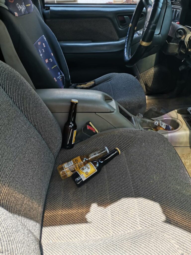 ROJA - Cervezas en el interior de la camioneta