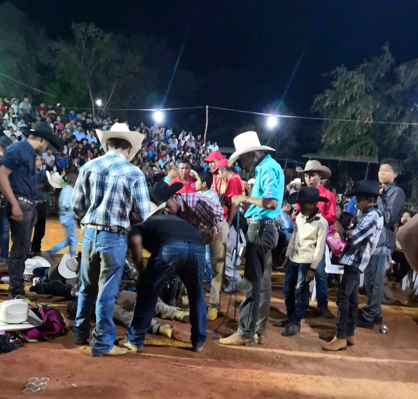 ROJA EL JINETE AL MOMENTO DE SER AUXILIADO POR SUS COMPAÑEROS (2)