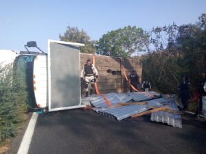 ROJA - El camión volcado en medio de la carretera (1)