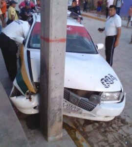 ROJA LA UNIDAD IMPACTADA EN EL POSTE
