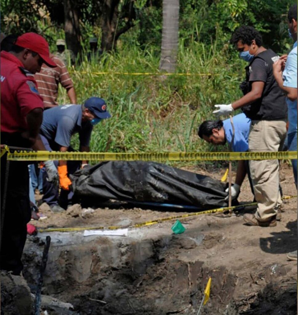 ROJA MUJER EN FOSA CLANDESTINA