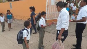SAN LUIS APLICACION DE GEL A NIÑOS Y PADRES