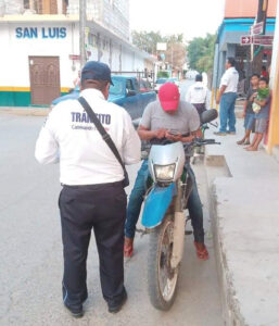 SAN LUIS TRANSITO INVITANDO A MOTOCICLISTA A CONDUCIR CON PRECAUCION (3)