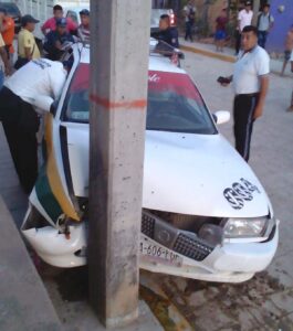 SAN LUIS VEHÍCULO IMPACTADO EN EL POSTE