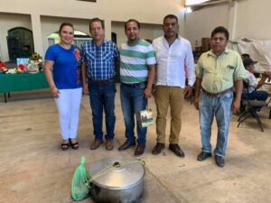 TECOANAPA Diputado siendo felicitado por ciudadanos