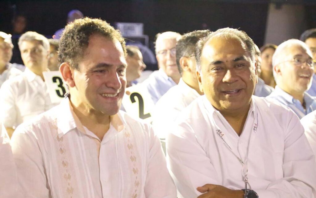principal 1 el gobernador con el secretario de hacienda