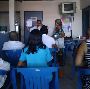 principal instruyen a estudiantes y vecinos (2)