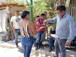 AYUTLA Aplicando gel antibacterial