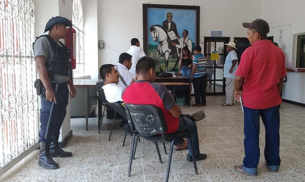 AYUTLA Gente acudiendo a la Casa de los Pueblos
