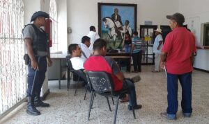 AYUTLA Gente acudiendo a la Casa de los Pueblos