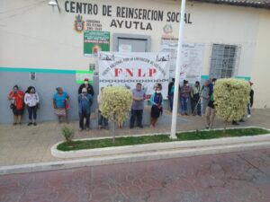 AYUTLA Manifestantes fuera del Cereso