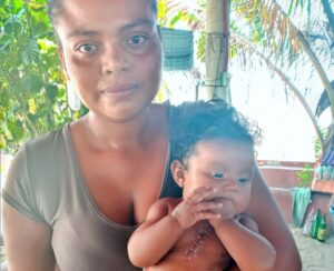 MARQUELIA LA MADRE ACOMPAÑADA DE SU BEBÉ RECIÉN OPERADA