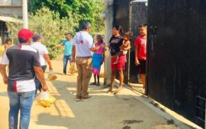 Marquelia Durante la entrega de pan y pollo