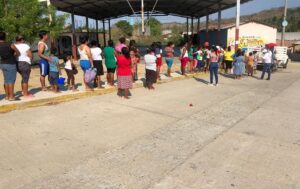 Marquelia Lincer Casiano está apoyando a la población con pescado y huevo (2)