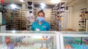 Marquelia blaca mendoza , encargada de la farmacia kobbi