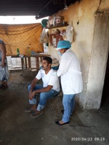 OME El personal de la Secretaria de Salud revisando a los familiares (1)