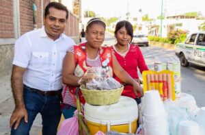 OME Omar Estrada entregando las despensas