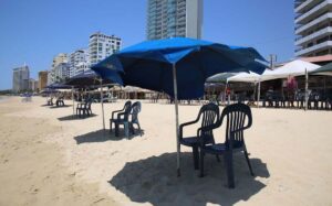 Prestadores de servicios de las playas advierten al gobierno que su situación económica es crítica esto tras el cierre de restaurantes, hoteles y demás servicios ligadas al turismo, del cual ellos viven