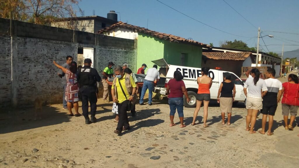 ROJA VECINOS AFUERA DEL DOMICILIO