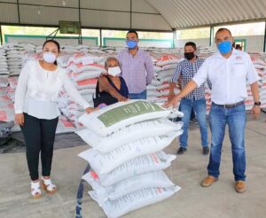 MARQUELIA ALBERTO SALGADO DURANTE EL BANDERAZO DE INICIO DE ENTREGA DE FERTILIZANTE