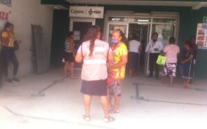 Marquelia Beneficiados hicieron fila en Banco Azteca (3)