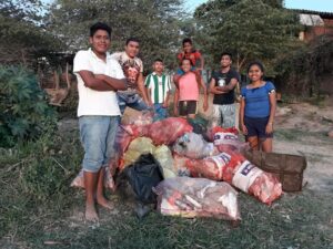 Marquelia Jóvenes que realizan la limpieza