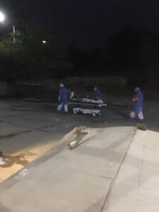 OME El personal médico empujando la camilla (1)