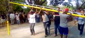PRINCIPAL - Quitando la cerca en Atrixco (1)