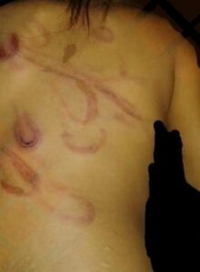 ROJA MUJER LE PEGABA A SU HIJA CON CABLES