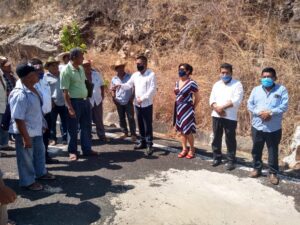 SAN LUIS AUTORIDADES DE AMBAS COMUNIDADES EN LA CARRETERA ATOTONILCO-TLAXCALIXTLAHUACA (1)