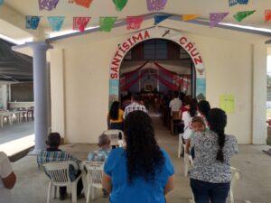 SAN LUIS PERSONAS DENTRO Y FUERA DE LA CAPILLA