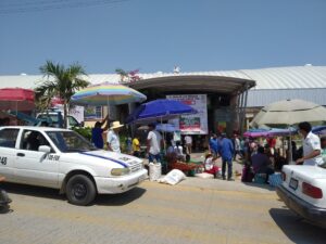 AYUTLA Comerciantes fuera del mercado