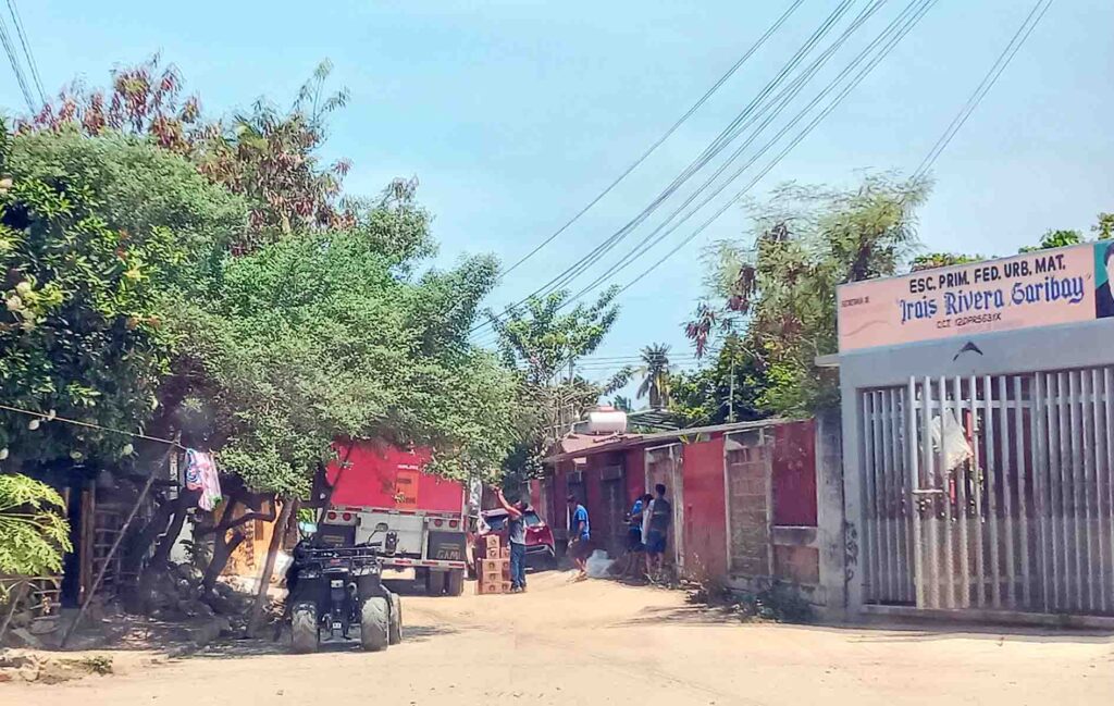 MARQUELIA DESCARGANDO CARTONES DE CERVEZA DE UN TRÁILER