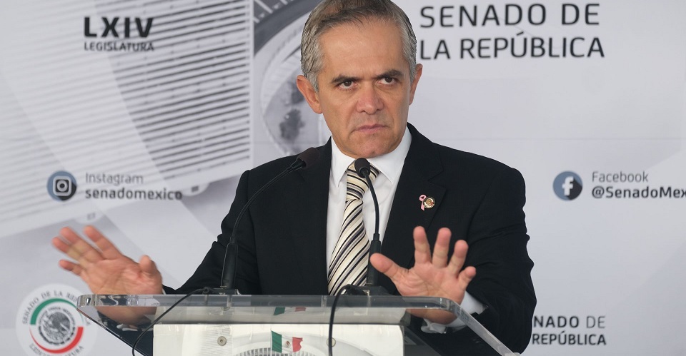 CIUDAD DE MÉXICO, 30OCTUBRE2019.- El senador Miguel Ángel Mancera, por el partido del PRD, ofreció una conferencia de prensa en el Patio del Federalismo del Senado de la República. FOTO: GRACIELA LÓPEZ /CUARTOSCURO.COM