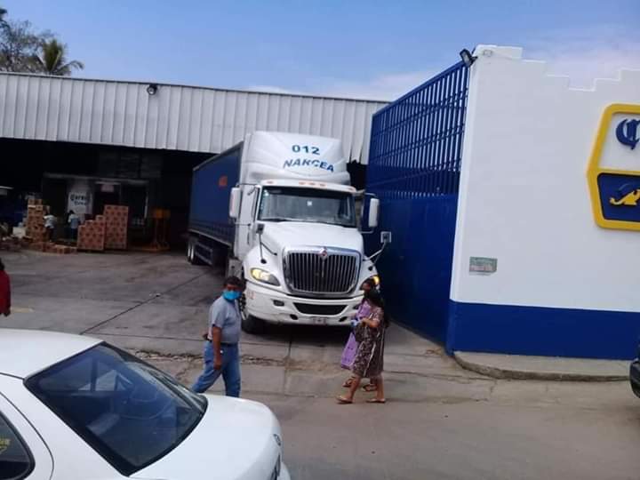 OME Un camión cargado de cerveza arribando a la Corona