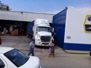 OME Un camión cargado de cerveza arribando a la Corona