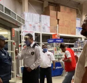 ROJA El guardia de seguridad y los policías municipales (1)