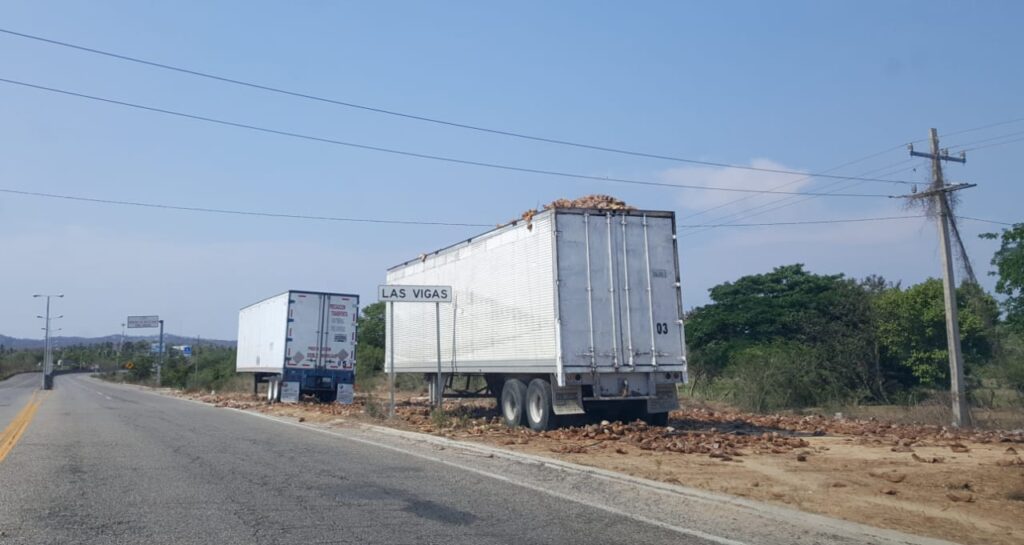 ROJA - Las líneas eléctricas cerca de la caja del tráiler