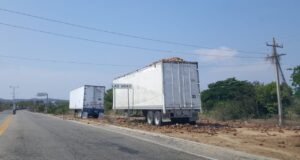 ROJA - Las líneas eléctricas cerca de la caja del tráiler