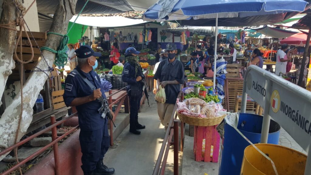 ROJA POLICÍAS EN EL MERCADO (1)