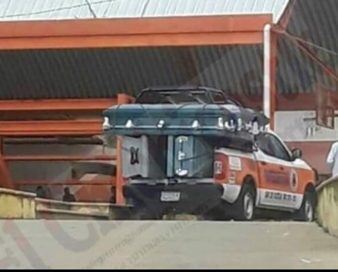 ROJA PROTECCION CIVIL LLEVANDO LOS ATAUDES