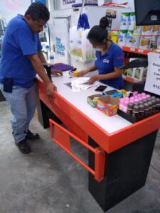 SAN LUIS LA ENCARGADA RECIBIENDO EL PRODUCTO