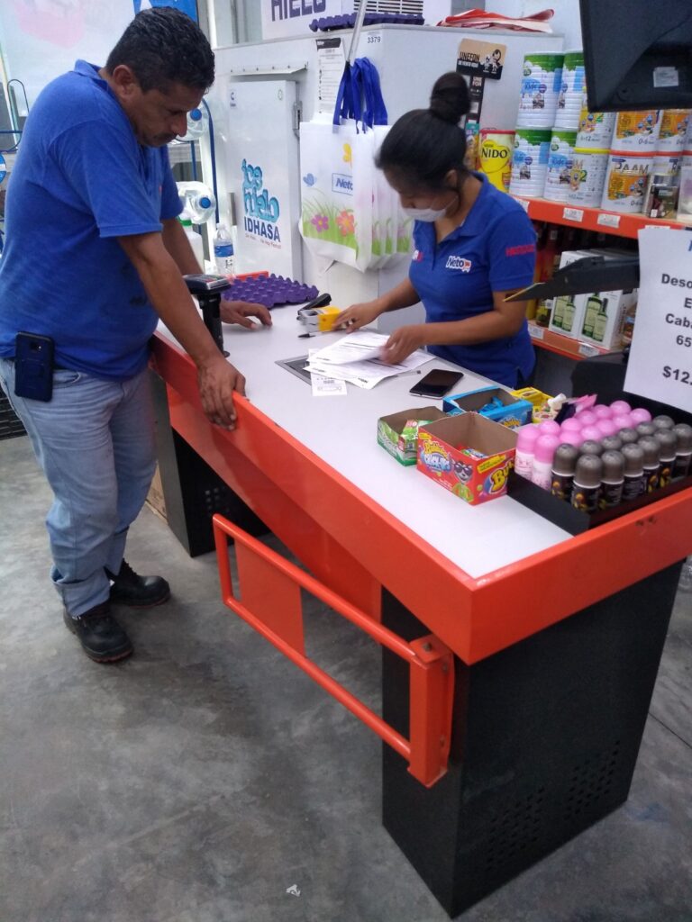 SAN LUIS LA ENCARGADA RECIBIENDO EL PRODUCTO
