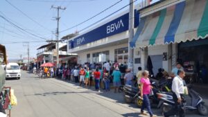 SAN MARCOS - Aglomeración en bancos