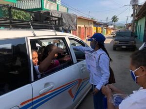 San Luis empleados del ayuntamiento asiendo entrega de cubre bocas.