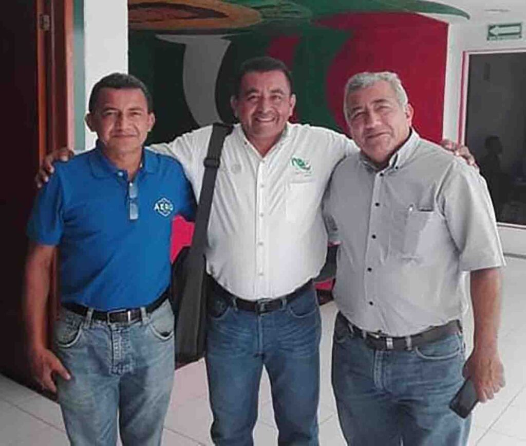 principal René y Alberto González Justo, con el regidor Arquímides