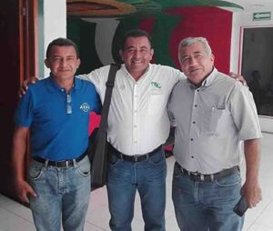 principal René y Alberto González Justo, con el regidor Arquímides