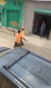 roja los indigentes peleando (2)